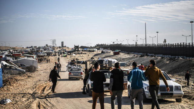 Displaced Palestinians seek shelter near Egyptian border in Rafah 