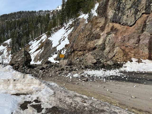 rockfall-wolf-creek-pass.jpg 