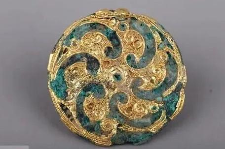 Gold ornaments and other ancient treasures found in tomb of wealthy family  in China - CBS News