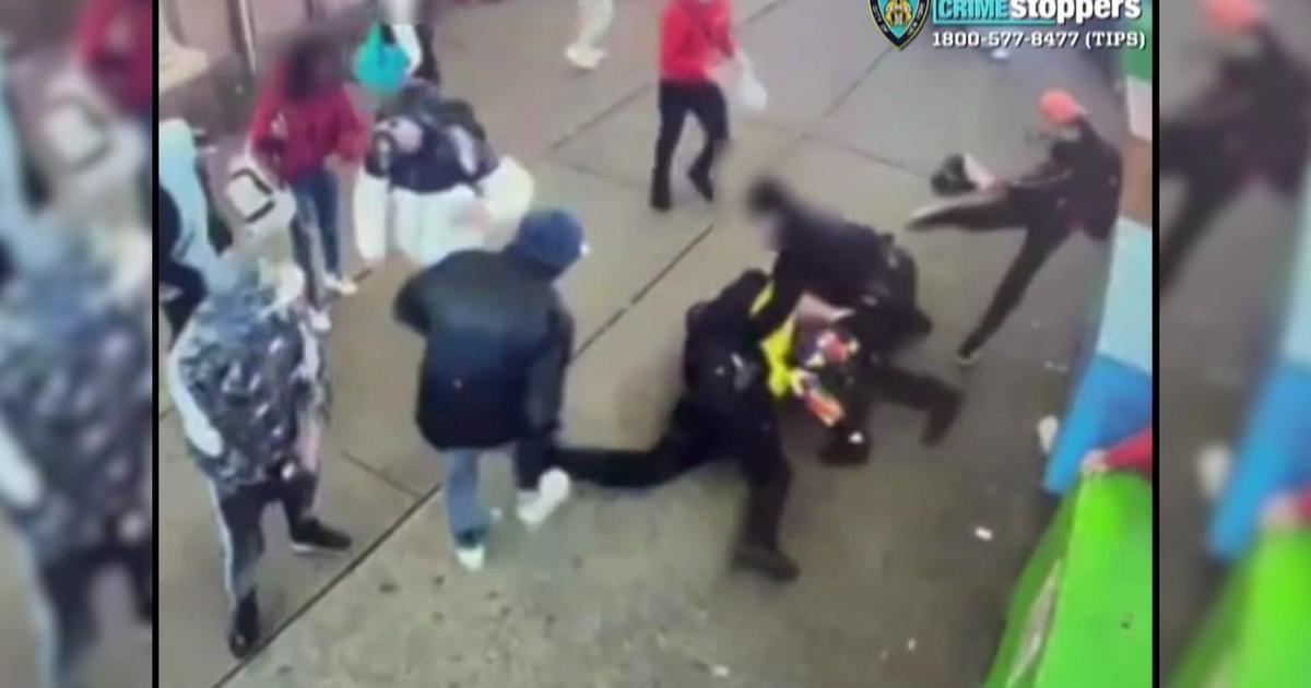 Публикувано е видео от полицейска камера при нападение срещу полицаи на Таймс Скуеър, докато 7 заподозрени са обвинени
