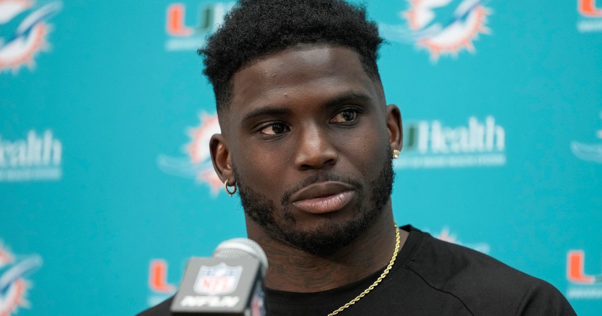 Social media influencer says Dolphins’ Tyreek Hill broke her leg through soccer drill at his household Social media influencer says Dolphins’ Tyreek Hill broke her leg through soccer drill at his household
