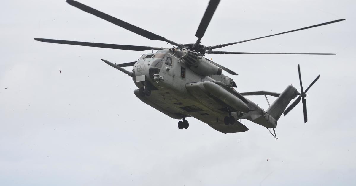Американски военен хеликоптер с петима морски пехотинци, който трябваше да