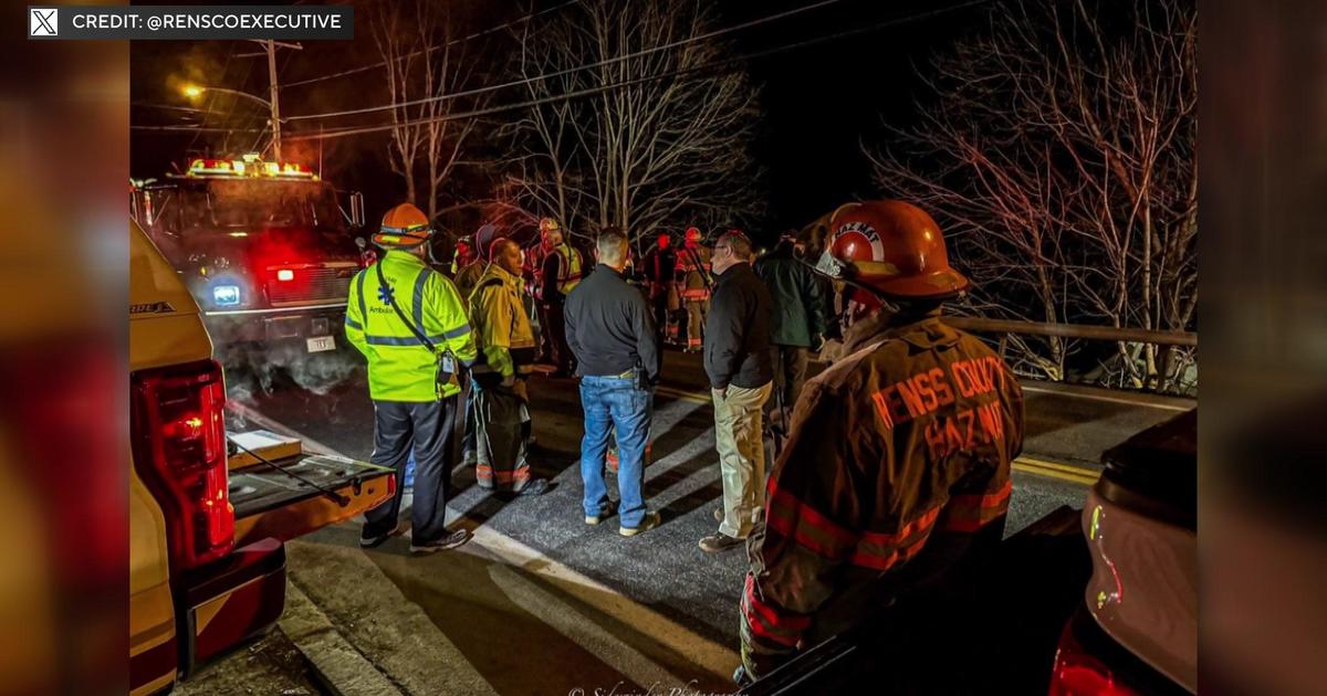 Train derails in Pittstown, New York - CBS New York