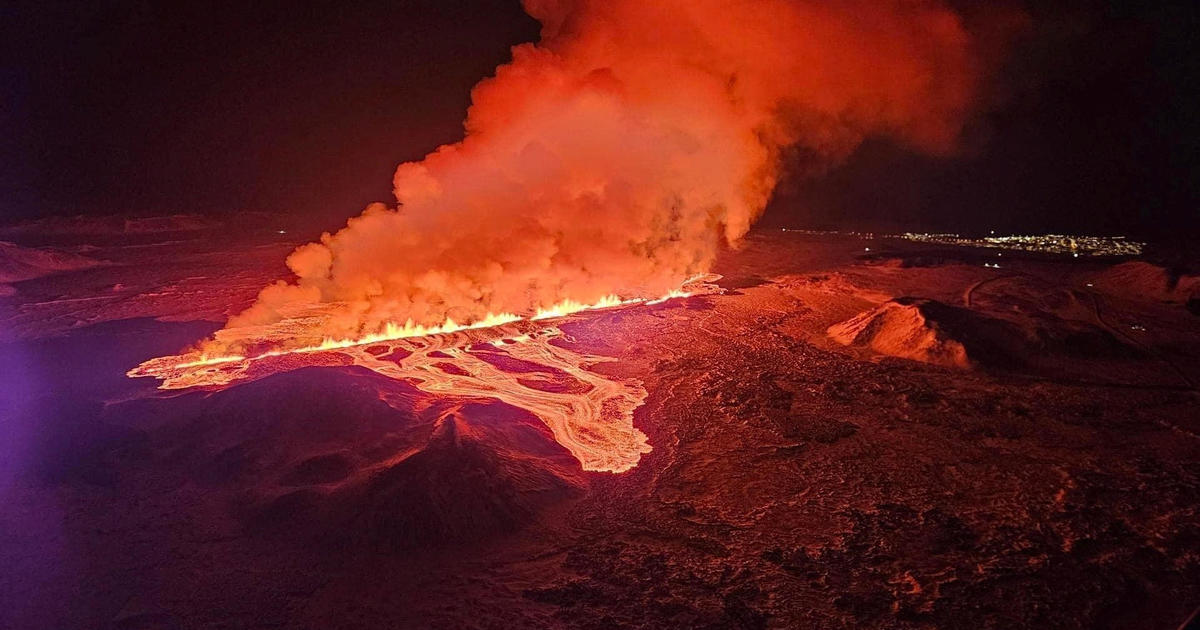 Изригването на вулкан в Исландия прекъсна захранването с топла вода на хиляди, след като изстреля лава на 260 фута във въздуха