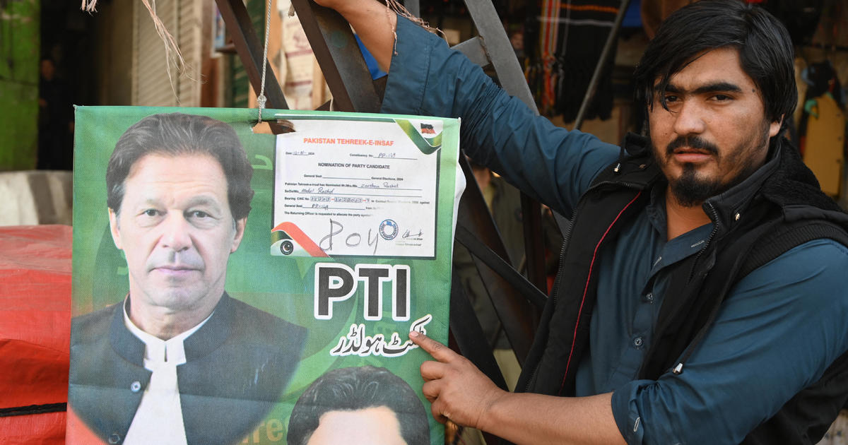 Резултатите от изборите в Пакистан показват, че поддръжниците на задържания бивш премиер Имран Хан се насочват към „изборен смут“