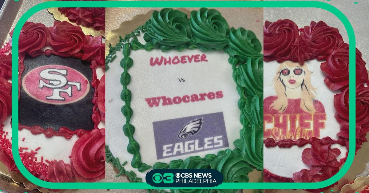 My aunt made this awesome Eagles cake for my 30th birthday! :  r/cakedecorating