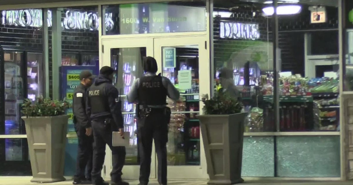 Pair shot, 1 seriously hurt at Near West Side gas station parking lot ...