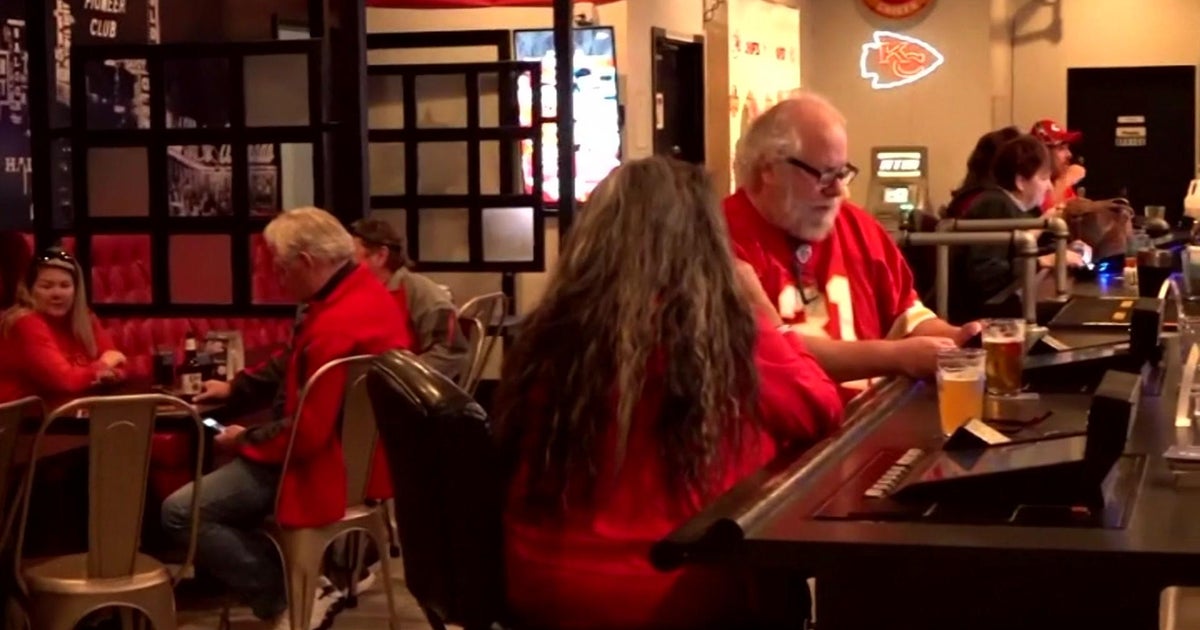 49ers, Chiefs fans in Las Vegas deciding where to watch so everyone is on the same team