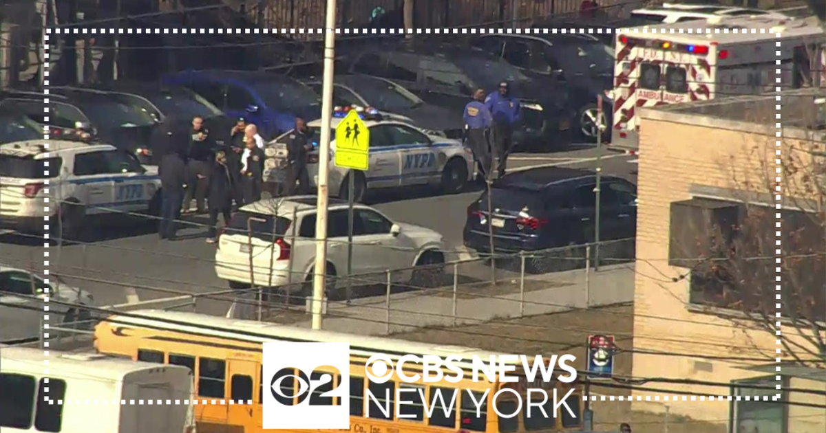 NYPD officers fire on armed suspect in Queens, police say - CBS New York