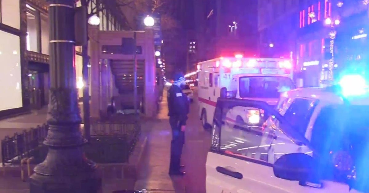 Man stabbed during attempted robbery in downtown Chicago - CBS Chicago