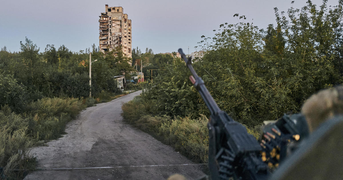 Украинският военен началник каза рано в събота че изтегля войските