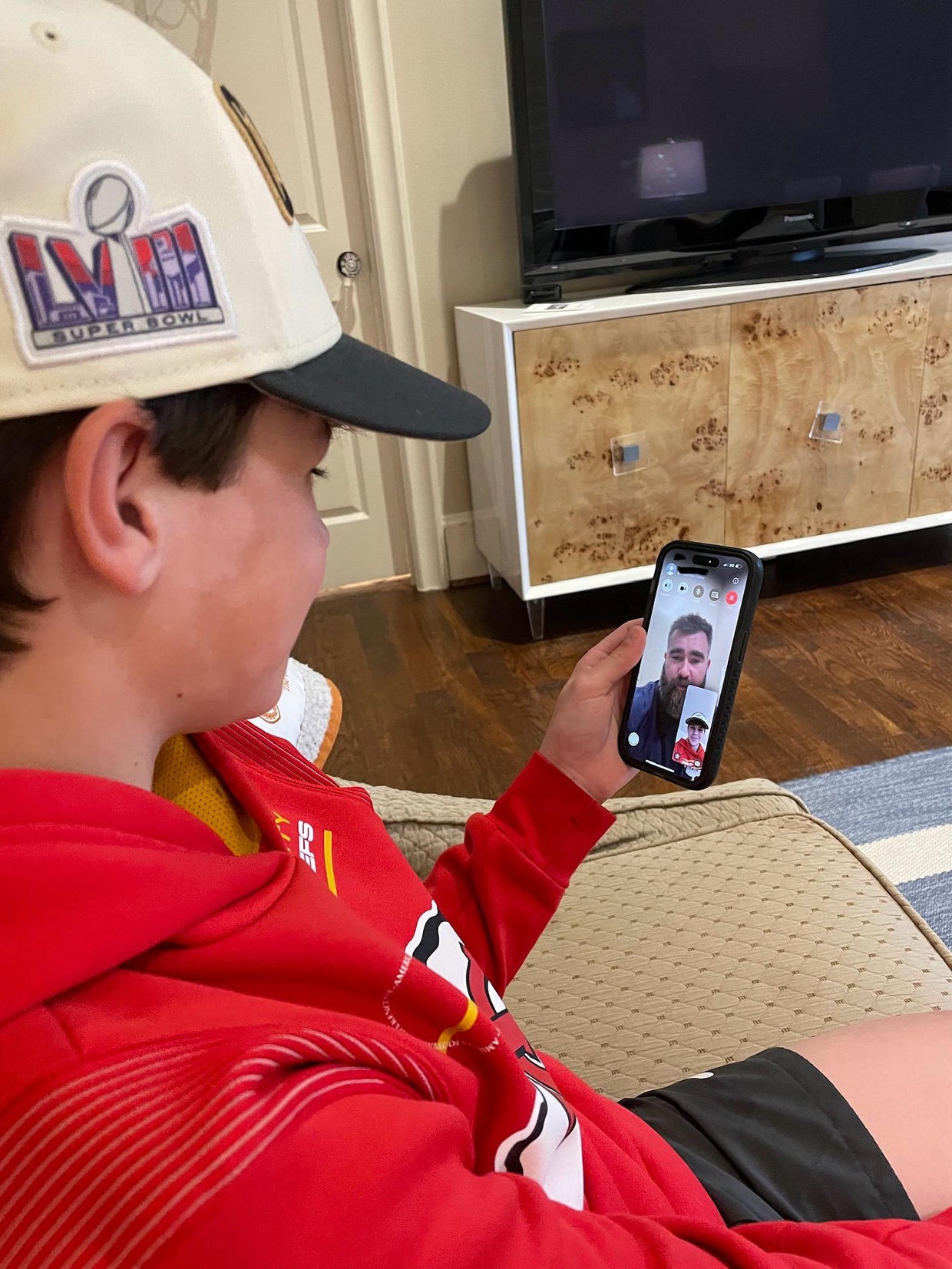 Elijah Smith FaceTiming Jason Kelce 