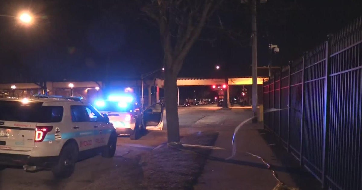 4 stabbed on Chicago's Near West Side - CBS Chicago