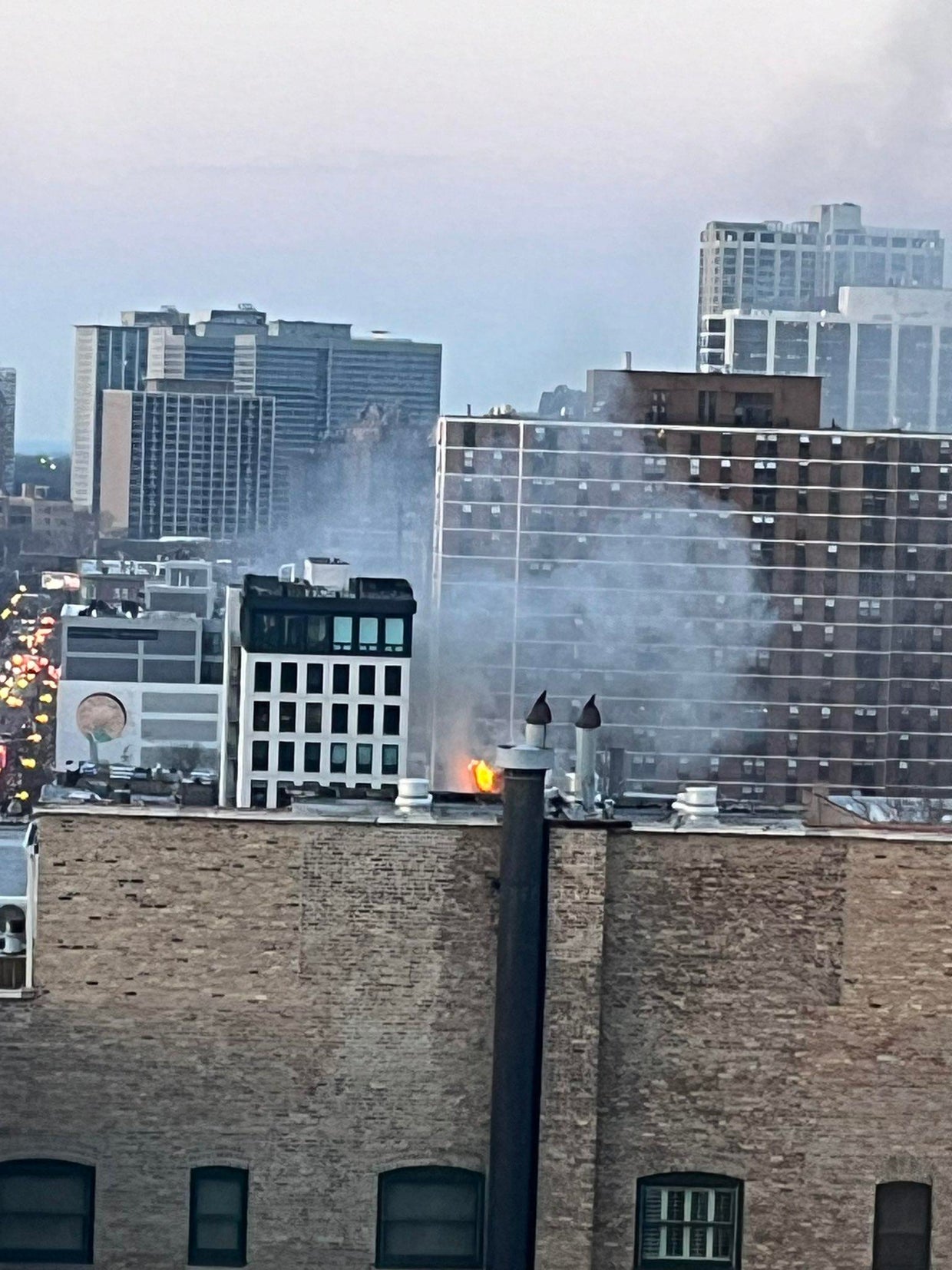 Fire breaks out in residential building on Chicago's north lakefront ...