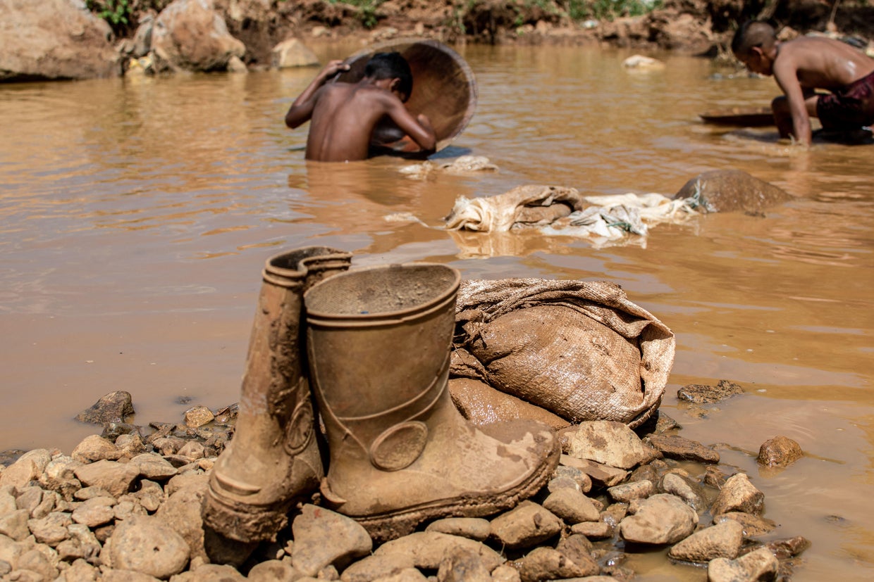 TOPSHOT-VENEZUELA-MINING-ENVIRONMENT-CHILDREN 