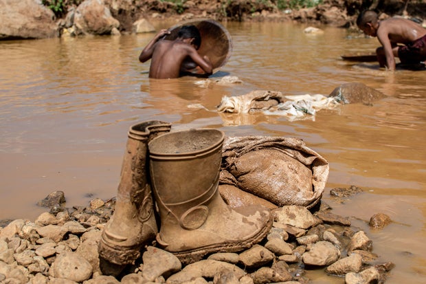 TOPSHOT-VENEZUELA-MINING-ENVIRONMENT-CHILDREN