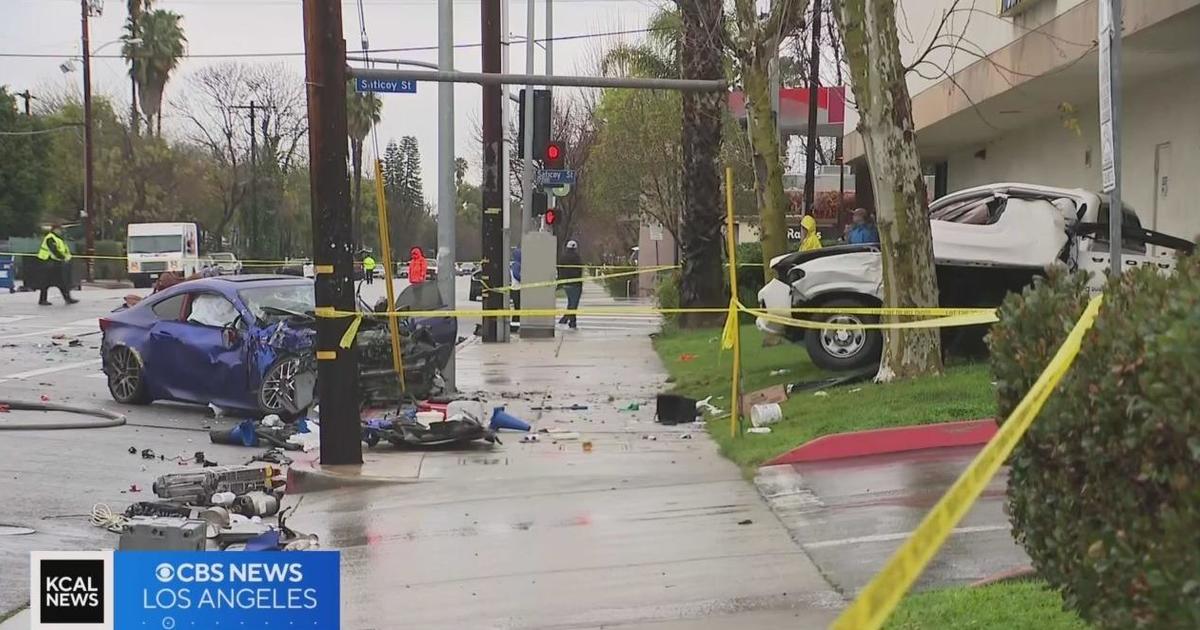 Two-car crash leaves one dead, one critically injured in Lake Balboa – CBS Los Angeles