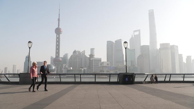 莱斯利·斯塔尔(Lesley Stahl)与美国驻华大使尼古拉斯·伯恩斯(Nicholas Burns)