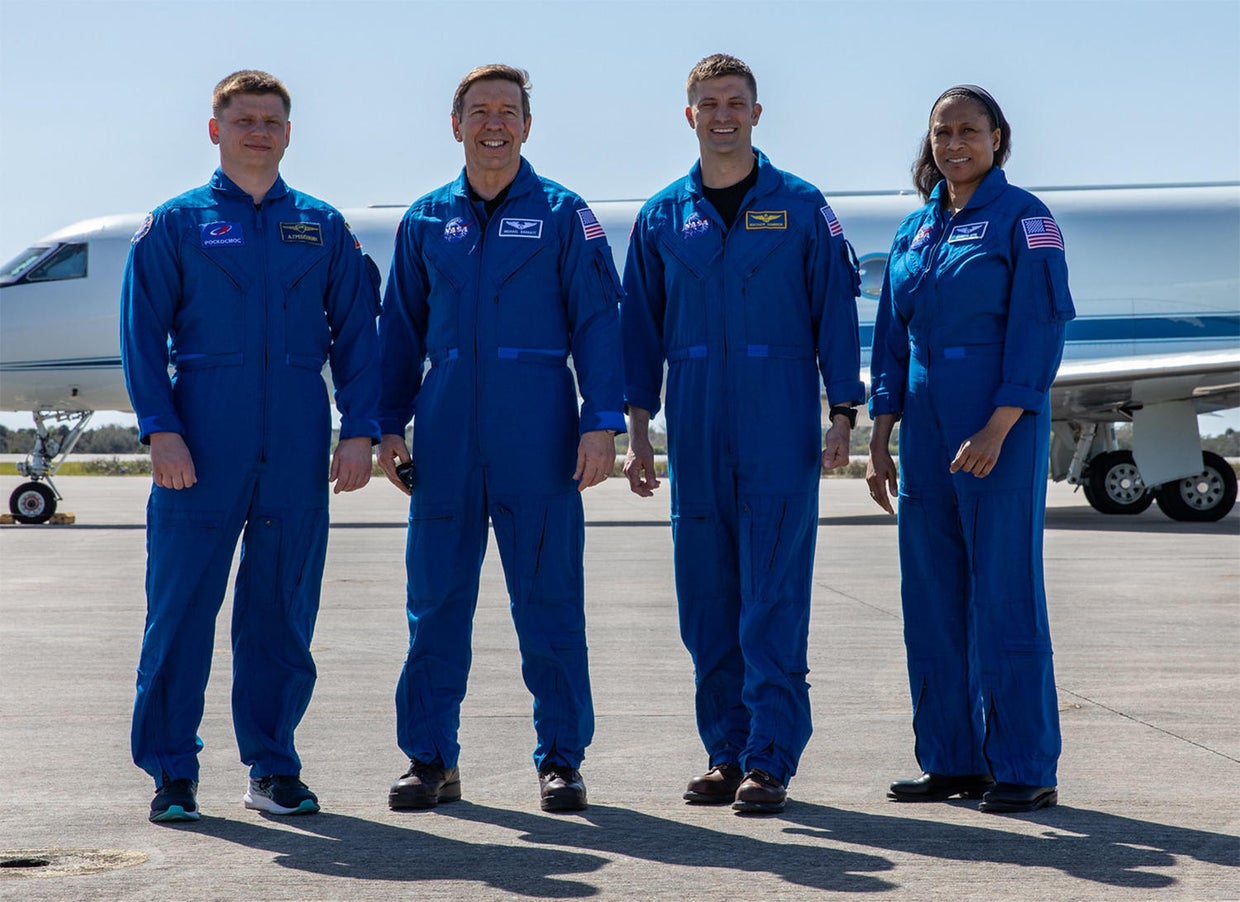 022524-crew-arrival.jpg 