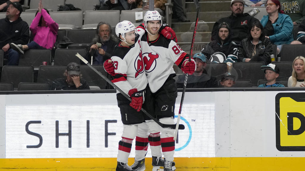 Devils score 7 straight goals to rout Sharks