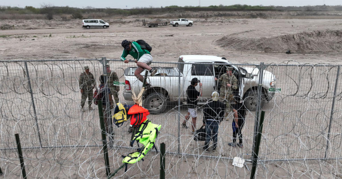 Федерален съдия блокира имиграционния закон SB4 на Тексас, който би криминализирал преминаването на мигранти
