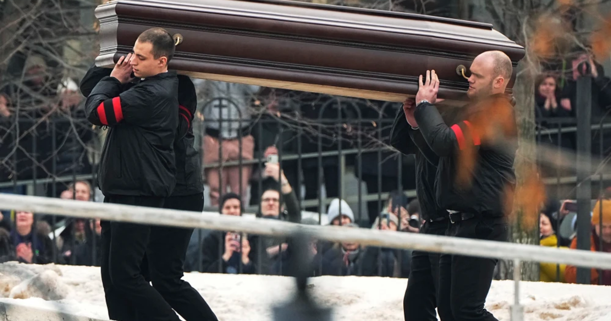 جنازة أليكسي نافالني في روسيا تجتذب الحشود إلى كنيسة موسكو رغم الإجراءات الأمنية المشددة