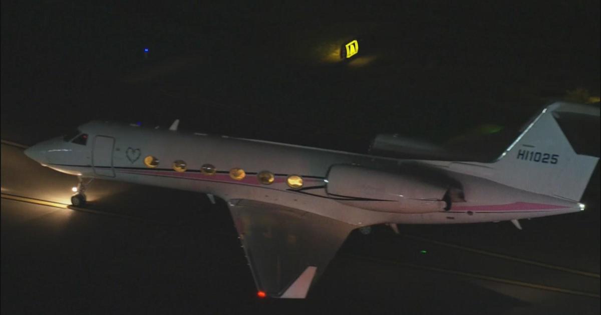 Sebuah pesawat milik artis reggaeton Karol G melakukan pendaratan darurat di Bandara Van Nuys