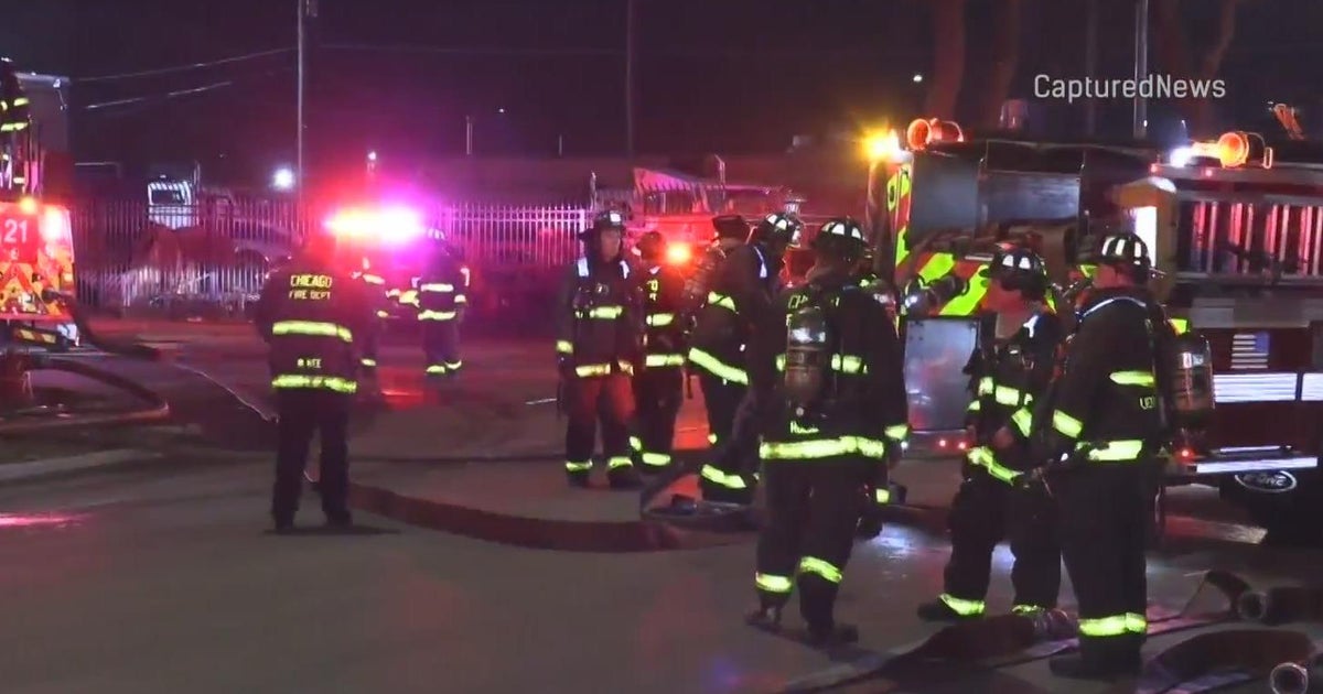Warehouse fire on Chicago's Near West Side leads to roof collapse - CBS ...