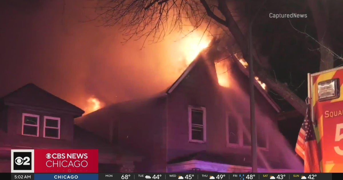 Fire spreads to two homes on Chicago's South Side - CBS Chicago