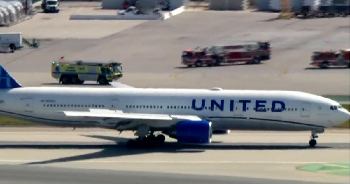 United flight makes safe landing in Los Angeles after losing tire - CBS News
