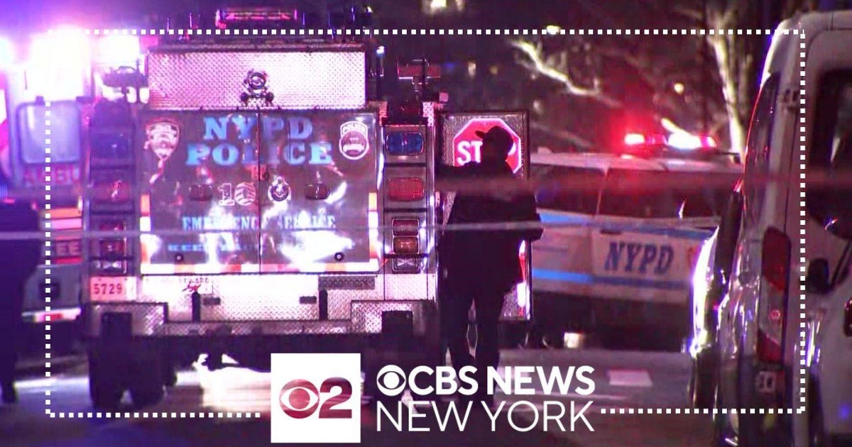 NYPD officers fatally shoot stabbing suspect in Queens - CBS New York