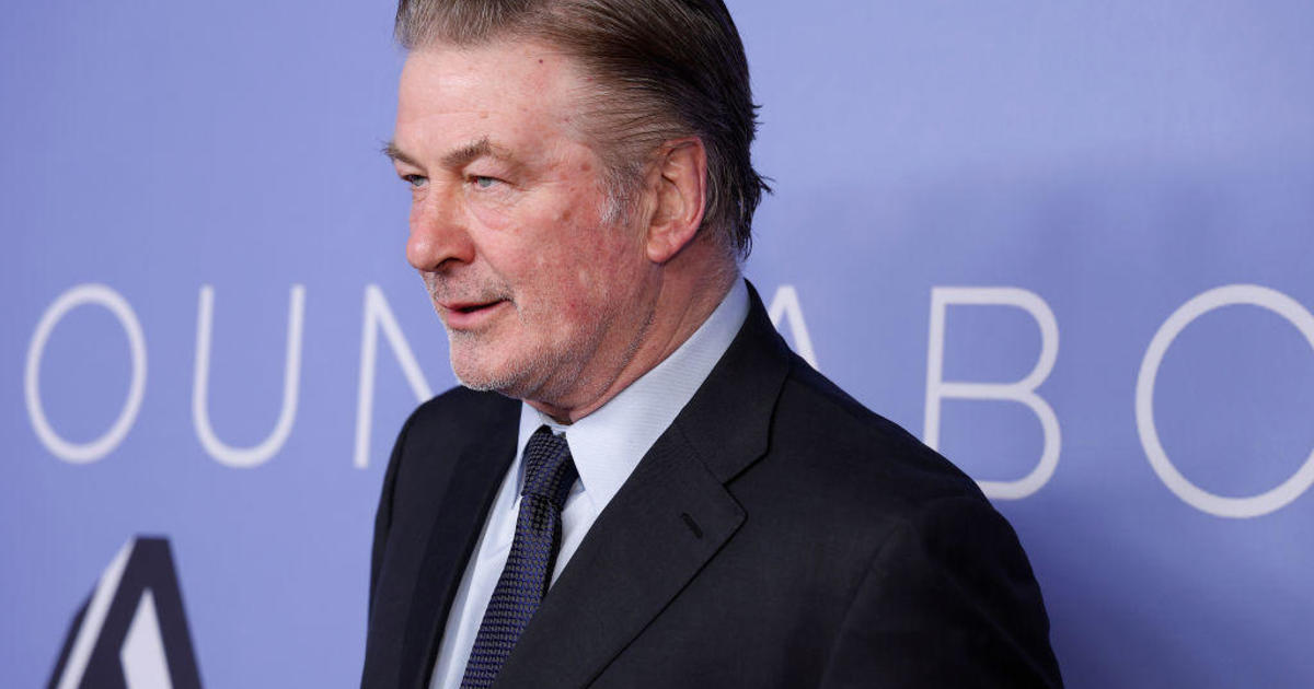 Alec Baldwin asks judge to dismiss involuntary manslaughter charge in "Rust" shooting