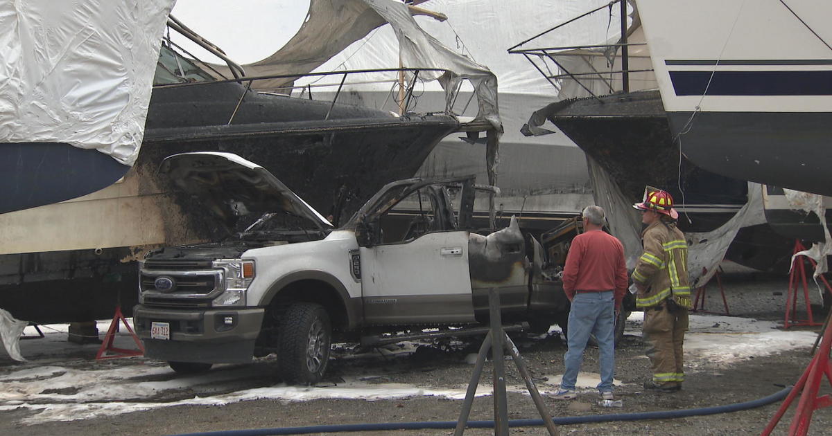 Newburyport truck fire damages several nearby boats – CBS Boston