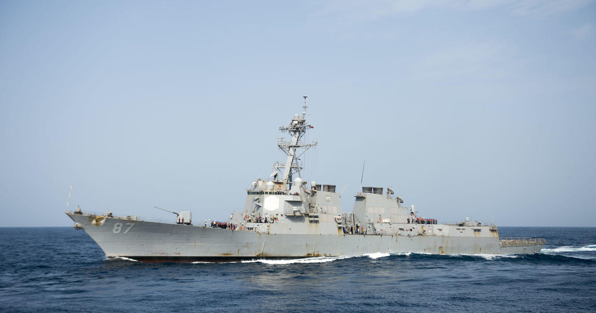 ВМС на САЩ идентифицираха в събота моряк, който излезе зад