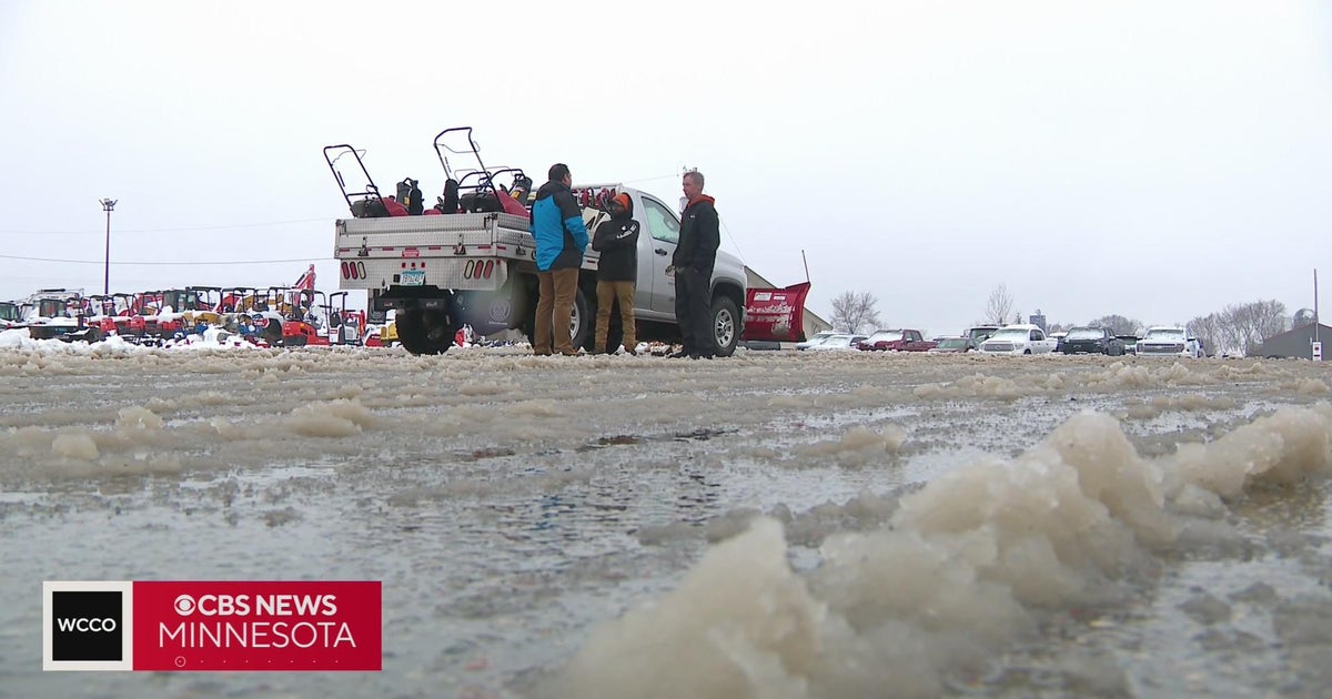 Plows experience difficulty with snow after warm winter - CBS Minnesota