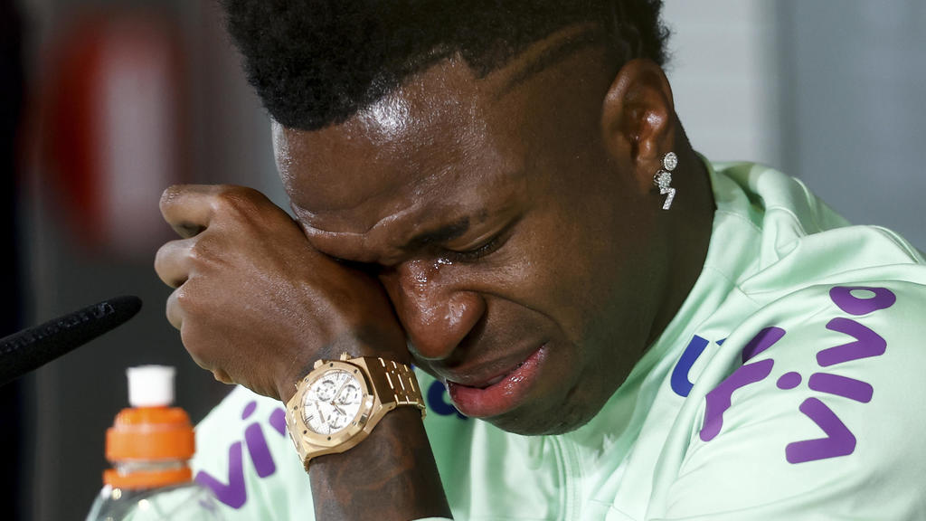 Soccer star Vinícius Júnior breaks down in tears while talking about
racist insults: "I'm losing my desire to play"
