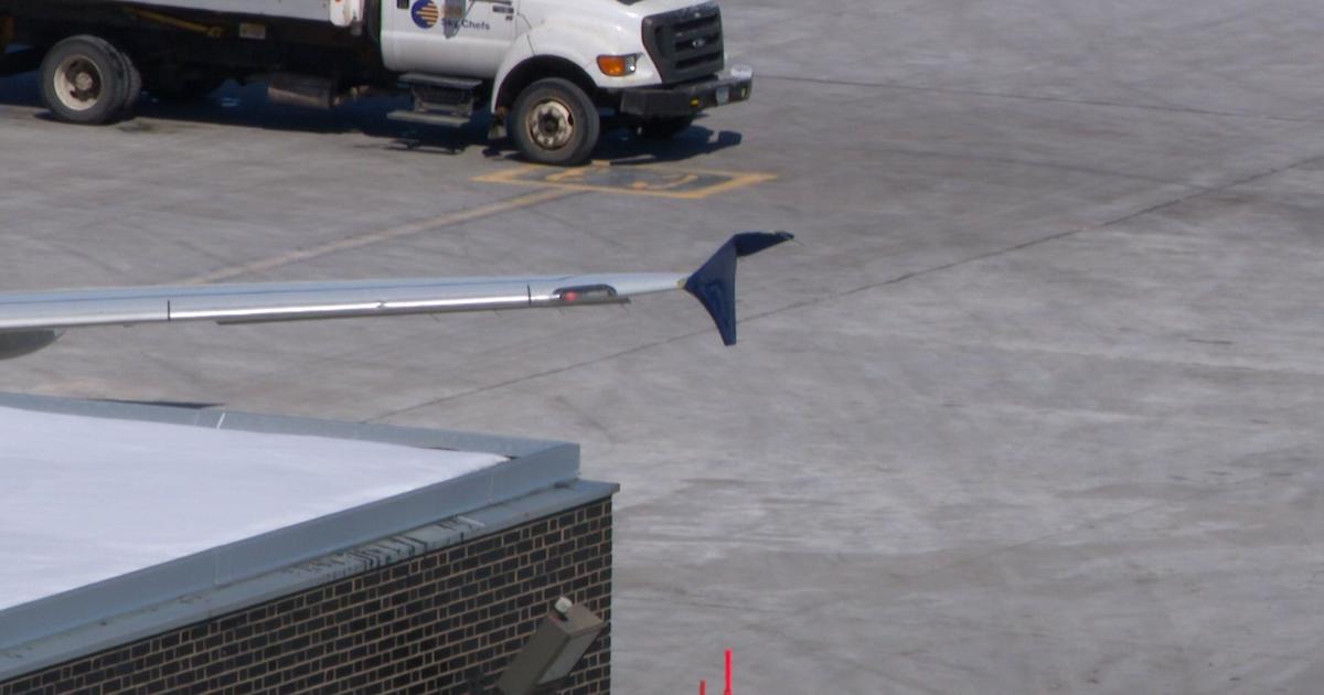 2 Delta jets join hands at Minneapolis-St.  Paul International Airport