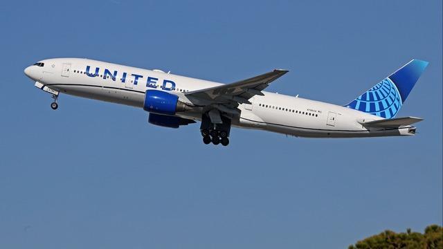 cbsn-fusion-united-airlines-expecting-busiest-spring-break-on-record-thumbnail-2798555-640x360.jpg 
