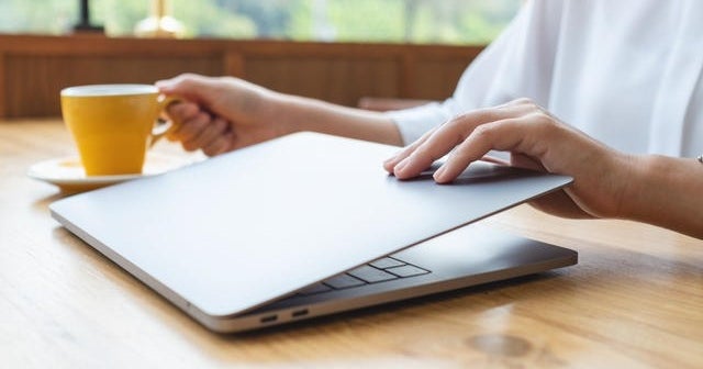 California bill looks to protect "right to disconnect" after work hours are over - CBS News