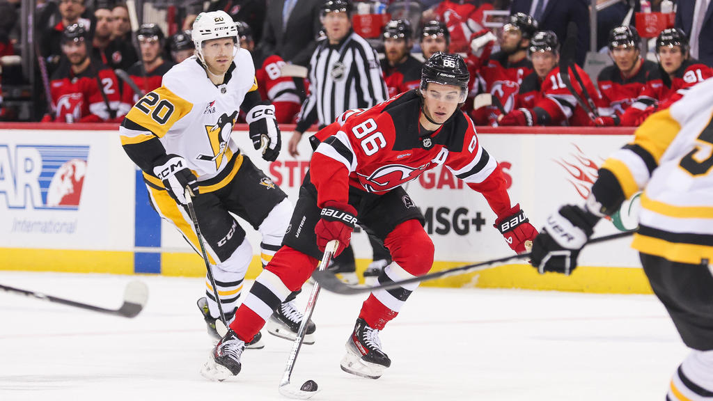 Penguins erupt for 5 goals in third, down Devils