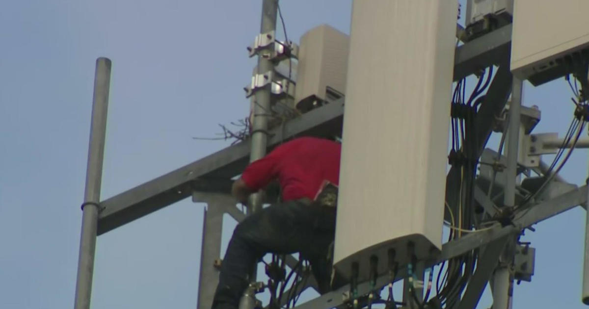Guy posing as T-Cellular employee climbed Miami cell tower, refused to appear down