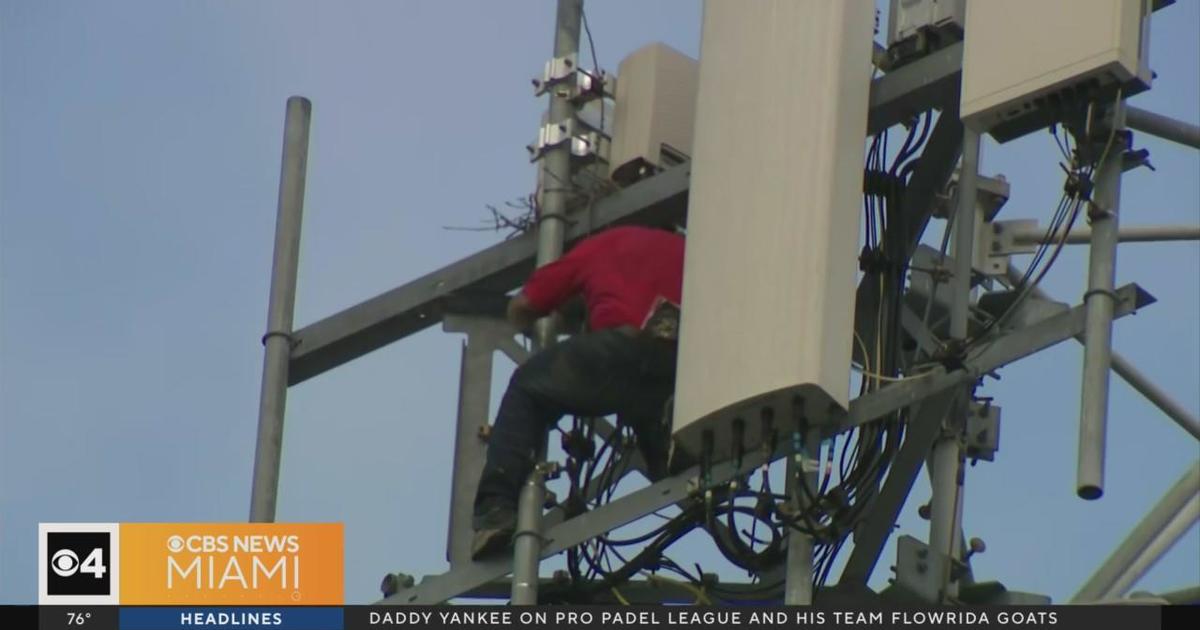 Person climbed to leading of Miami cellphone tower