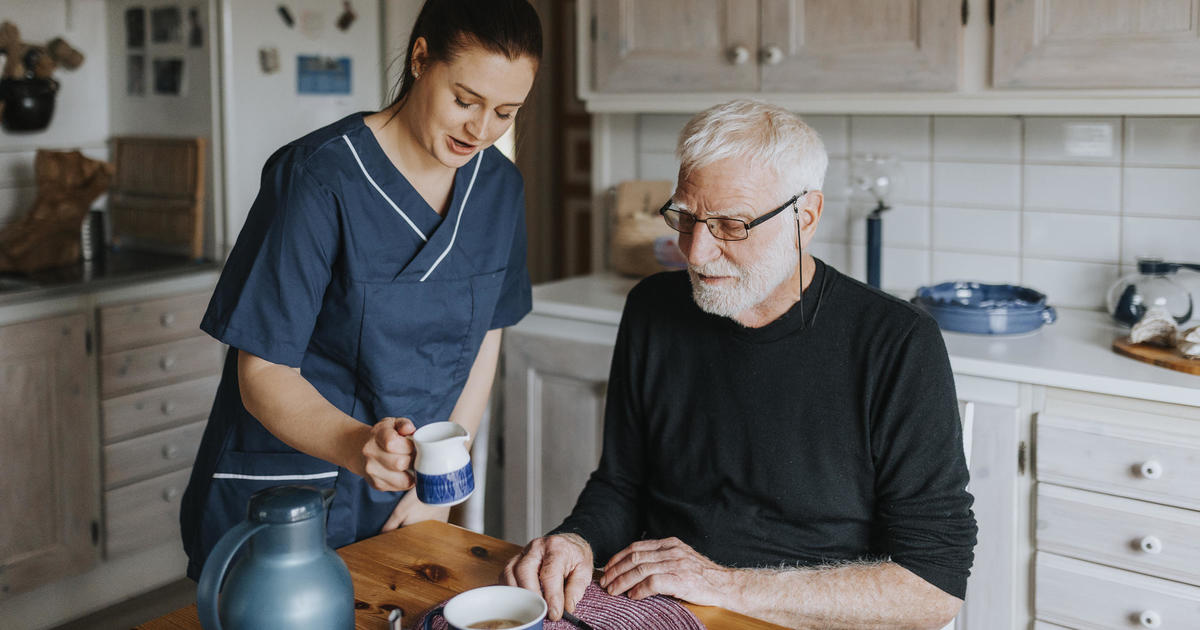 Кога възрастните хора на 70 години трябва да си купят застраховка за дългосрочни грижи?