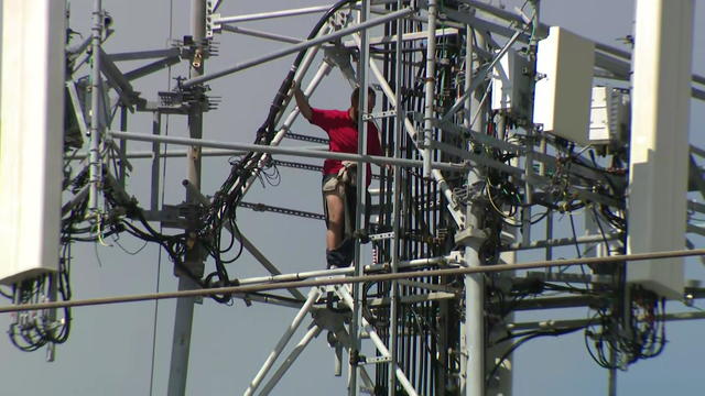 miami-man-climbing-cell-phone-tower-raw-2.jpg 