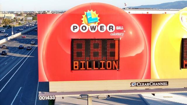 U.S. Powerball jackpot hits $1 billion 