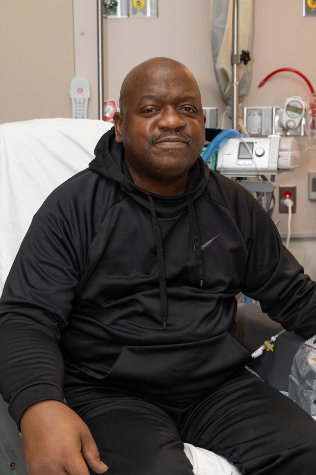 Ένας άνδρας από τη Μασαχουσέτη που έκανε την πρώτη μεταμόσχευση νεφρού χοίρου πέθανε σε ηλικία 62 ετών