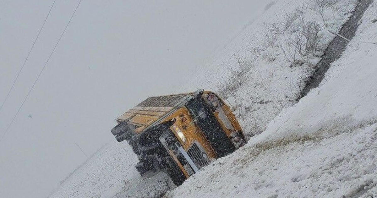 Man helps save kids from overturned school bus in Wisconsin