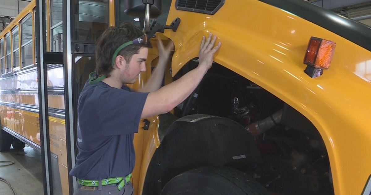 Massachusetts auto tech student helps fix broken down school bus on side of the road - Vimarsana News