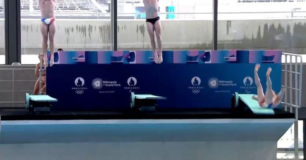 Француски ронилац Алексис Жандар клизи током церемоније отварања водених спортова на Олимпијским играма у Паризу