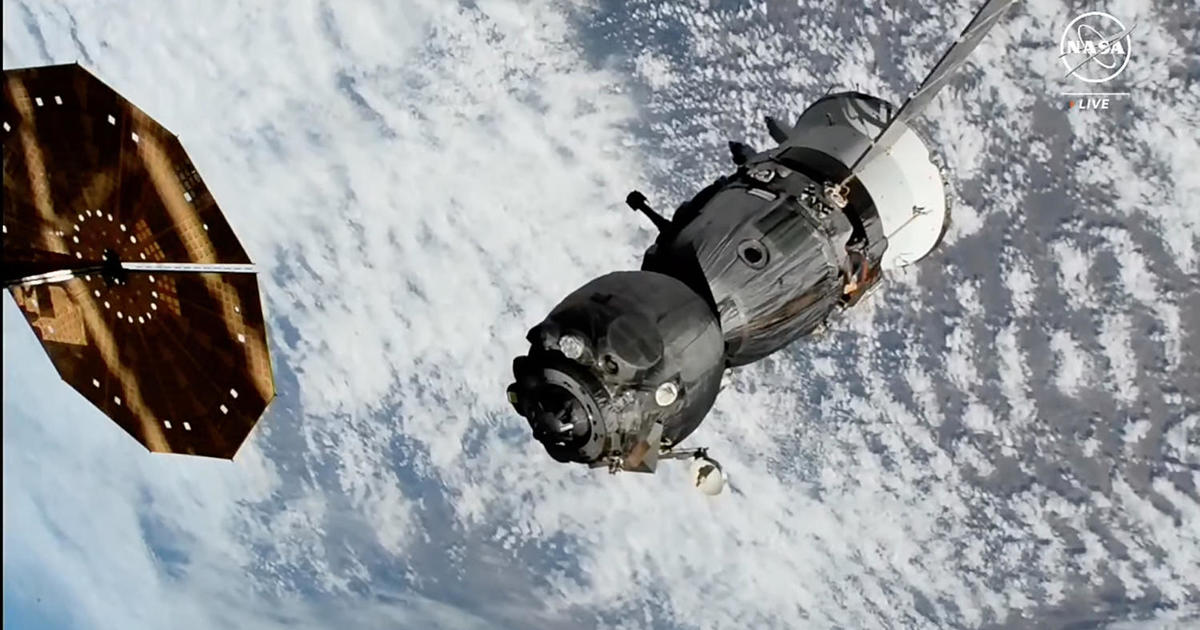 A espaçonave russa Soyuz transporta uma tripulação de 3 pessoas, incluindo um astronauta da NASA, para a Terra